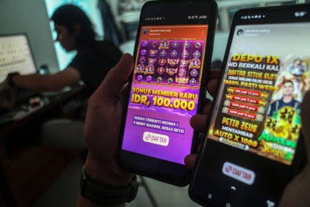 Slot online dan permainan kasino tradisional memiliki beberapa perbedaan yang mencolok. Pertama, slot online dapat diakses kapan saja